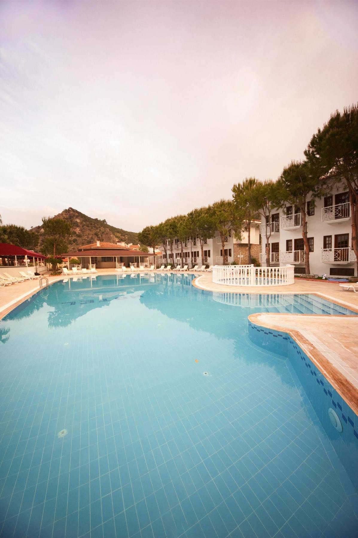 White Hotel 厄吕代尼兹 外观 照片